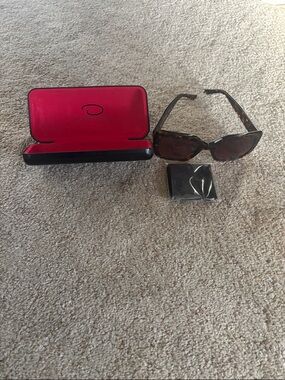 Oscar de la Renta Tortoiseshell Brown Sunglasses with Branded Case